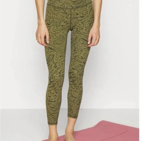 NWOT Athleta Trancend 7/8 leggings - Picture 2 of 3